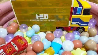 Finding and Collecting 12 Types of Tomica Cars + 1 Character Car Hidden in a Ball Pit with a Truck!