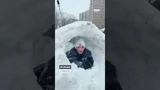 Семьи, несмотря на холодную погоду, катаются на санках в округе Монтгомери.