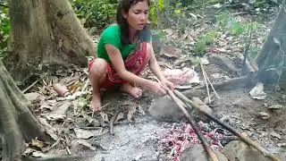 Primitive Technology   Eating delicious   Smart girl cooking pork rib