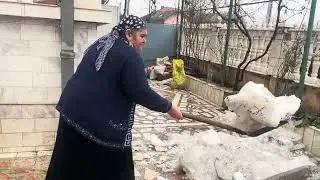 BUNICUTA :  S-A PUS SA DEA ZĂPADĂ AFARA SINGURĂ  ! 
