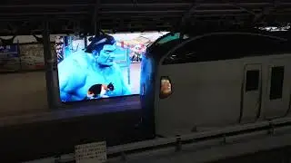 Tokyo, lo spot Playstation del lottatore di sumo gigante nella stazione di Ryogoku