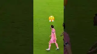 Messi pelea con rival en medio del partido