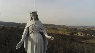 Survol de Champdieu, madone, &eacute;glise et prieur&eacute;. Loire Forez. Montbrison. Drone ANAFI 4K