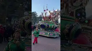 Santa Claus🎅| Disney Parade | Disneyland Paris | Christmas 2022  #shorts #santaclaus
