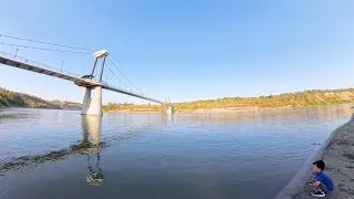ВЕЛИЧЕСТВЕННЫЙ ВИД НА ПЕШЕХОДНЫЙ МОСТ В ДОЛИНЕ РЕКИ И РЕКУ СЕВЕРНЫЙ САСКАЧЕВАН