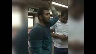 شاب يظهر في 