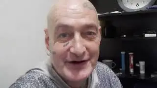 ronnie beetje blij in eindhoven 040...mooi vrouw op de bank bank..tequilabier...lekker relaxed..poes