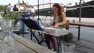 Optreden terras Dok H2O Deventer: Lise Low