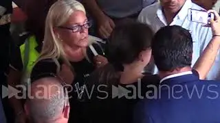 Genova, ai funerali scattano i selfie con Salvini