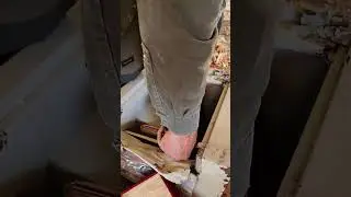 Ele encontrou tesouros com um valor indescrit&iacute;vel dentro da parede escondido 7