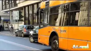 Sceneggiata di un autista di autobus in via Roma