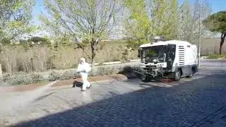 Ravo 5-iSERIES realizando trabajos de barrido y desinfeccion