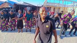 EMC Mabalozi kwaya  wakiudumu katika mkutano mdogo wa injili mtaani