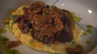 Chef Mateus ensina a fazer um ossobuco no vinho tinto com polenta mole