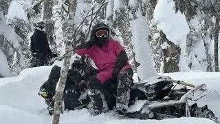 お父さん　スノーモービルに木が刺さって、オイル漏れてますよ〜🤣