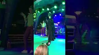 Disney Villains Dance Party host teaches Maleficent choreography - Disneyland 9/24/22 @ Tomorrowland