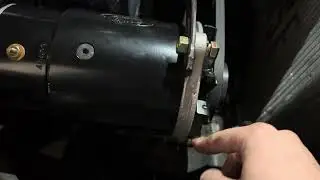 Замена ремня на новом генераторе в Cadillac 1959 года Кайла.