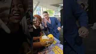 Джон Сина выглядел злым, когда мы его снимали... НО ОН ПОДПИСАЛСЯ НА МОЕЙ ГОЛОВЕ 😂 #WWE #fyp #вир...