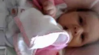 Julia tomando cha de camomila