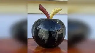 当木炭放入车床时会发生什么 木工车床技艺精湛，刀法精准，巧妙雕琢木材曲线，打磨出光滑纹理，展现手工艺术之美。