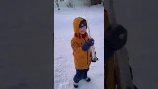 Ледяная сабля 😅 #shorts #youtubeshorts #global #winter #деревня