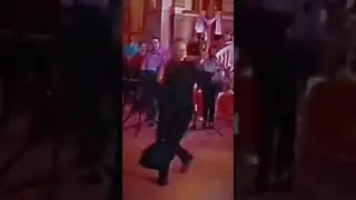Священнослужитель танцует под песню в церкви. В этом видео нет высмеивание над религии.