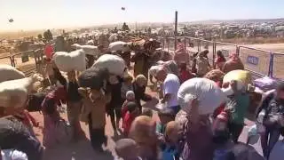 Hundreds of Syrian Refugees Cross into Turkey as Border Crossing Opens