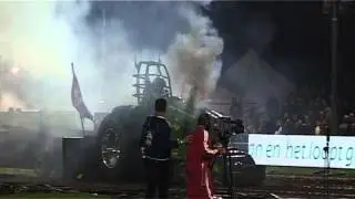 Tractorpulling - Mudpatrol loses front wheel Prostock [crash] - Bakel 2012