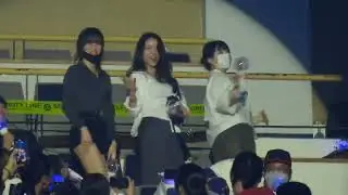 GFRIEND members (Yuju, Sowon, Yerin) in VIVIZ Concert 🩵💜 #gfriend #viviz