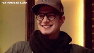 Joko Winterscheidt braucht seine Brille