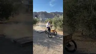 Mi padre se ha hecho un tractor para arar el campo con un TRICICLO!