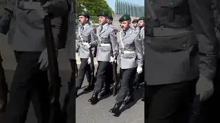 Ohne Tritt zum Bundeskanzleramt🇩🇪🦅 #bundeswehr #soldaten #wachbataillon #milit&auml;r #marsch #garde