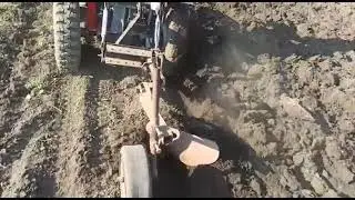 Пробная вспашка самодельным минитрактором.