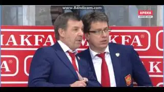 Лео Комаров атакует Сергея Бобровского