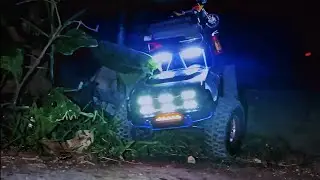 Bermain RC mobil offroadMJX H12P malam hari gerimis