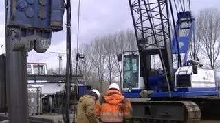 Eemskanaal nabij Appingedam, voorzien van damwand.wmv