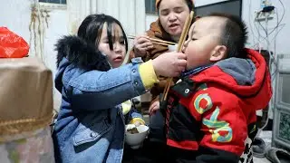 侄女喂石头吃饭，味道更好，苗大姐家一群男人聚餐，喝米酒醉到怀疑人生
