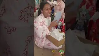 Вы получите только фрагменты одного подарка на каждого взрослого, иначе мы бы сидели здесь весь д...