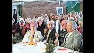 Ács község 70 év feletti lakosainak köszöntése karácsony elött 1999-ben archív felvételen