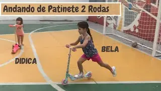 Bela e Didica andando de patinete