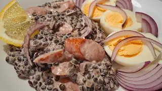 Новогодний салат из чечевицы с сосисками