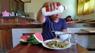 农村男子吃饭是最快乐的时候，大口吃喝停不下来，真过瘾 #农家饭