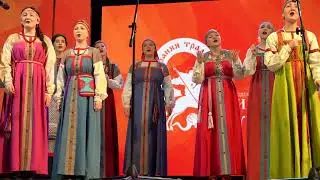 Ничто в полюшке не колышется, Только грустный напев где то слышится