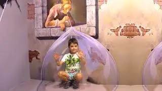 Timur and Nikol walk in the Museum of Illusions video for kids. Музей иллюзий видео для детей
