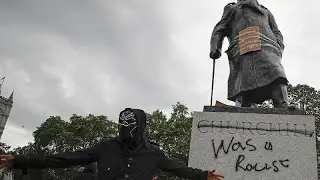 Derrube de est&aacute;tuas p&uacute;blicas contra o racismo divide opini&otilde;es
