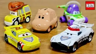 カーズにトイストーリーが！はたらくくるまのカーズたち☆新作カーズトミカ ５種 クルーズラミネス 道路パトロールカー・ジャクソンストーム パトカー・ウッディ バズ・ライトイヤー ハムがカーズに☆