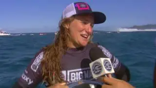 Paige Alms (HAW) took on massive waves at the 2016 Pe&rsquo;ahi Challenge to make history