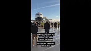 Samaritan&rsquo;s Purse leads prayer circle ahead of the flight