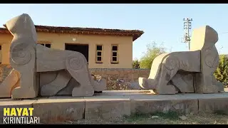 Kerpiç binalardan oluşan Sonsuz Şükran Köyü'nün evlerini gezdik, kurucusu ve sakinleri ile konuştuk