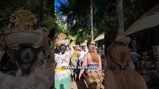 mundut tirta ke sebuah Pura di bawah air terjun bertingkat di sebuah pedesaan bali